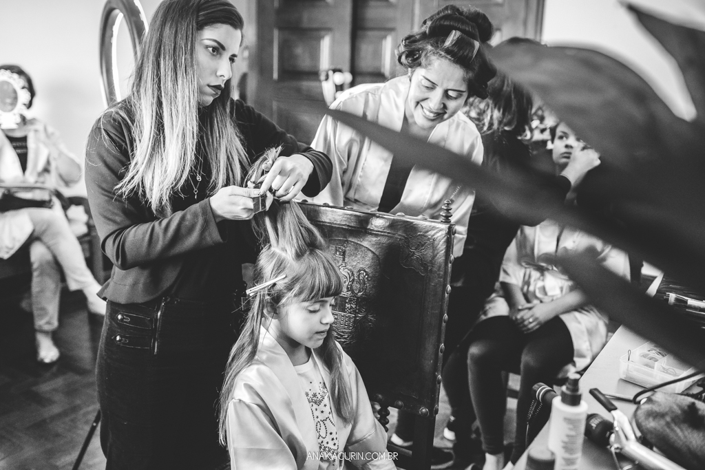 Daminha sendo arrumada para o casamento da noiva Larissa