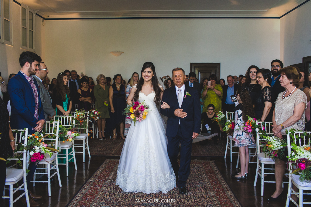 Cerimônia de casamento adventista de Larissa e Daniel no Solar Real em Santa Teresa - Entrada da noiva