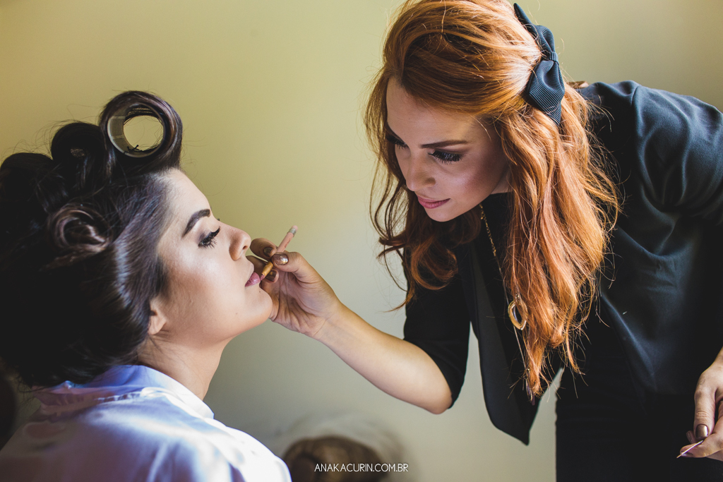 Noiva Larissa sendo maquiada no Solar Real no dia de seu casamento