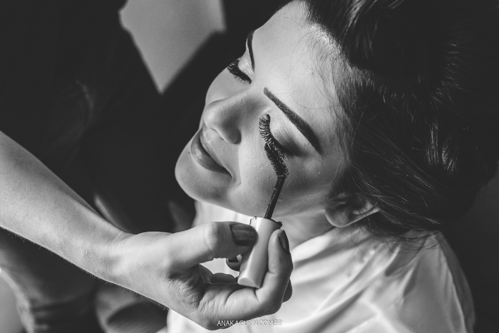 Noiva Larissa sendo maquiada no Solar Real no dia de seu casamento