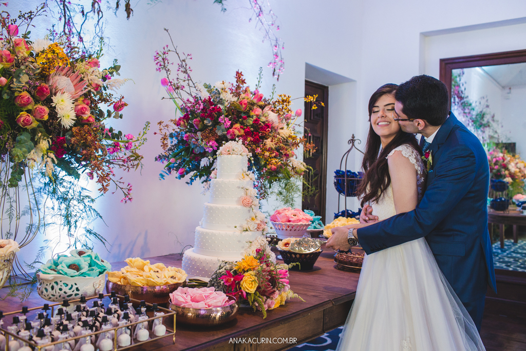 Retratos de casamento de Larissa e Daniel cortando o bolo no Solar Real em Santa Teresa