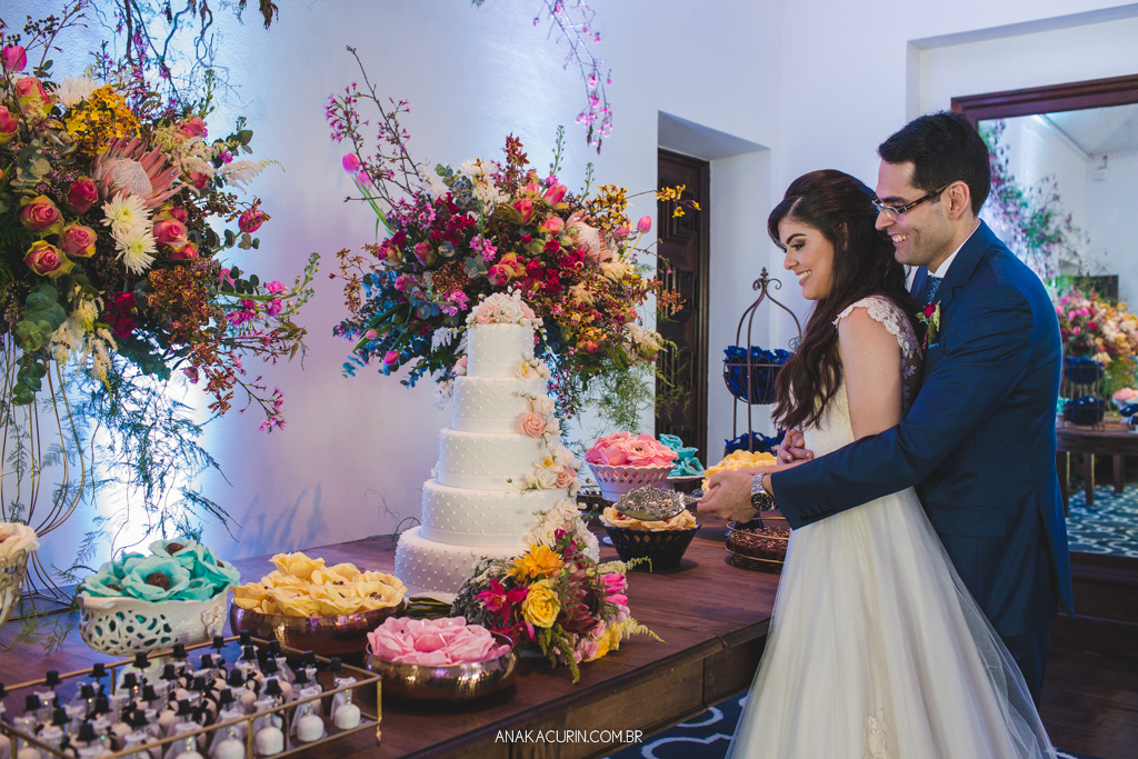 Retratos de casamento de Larissa e Daniel cortando o bolo no Solar Real em Santa Teresa
