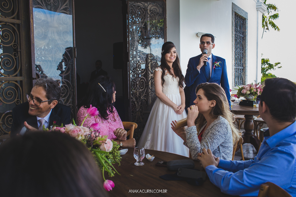 Festa animada de Larissa e Daniel no Solar Relam em Santa Teresa no Rio de Janeiro, pela fotógrafa Ana Kacurin