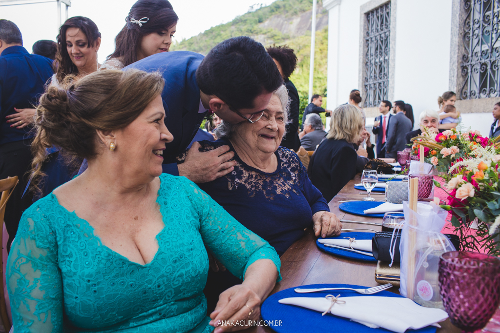 Festa animada de Larissa e Daniel no Solar Relam em Santa Teresa no Rio de Janeiro, pela fotógrafa Ana Kacurin