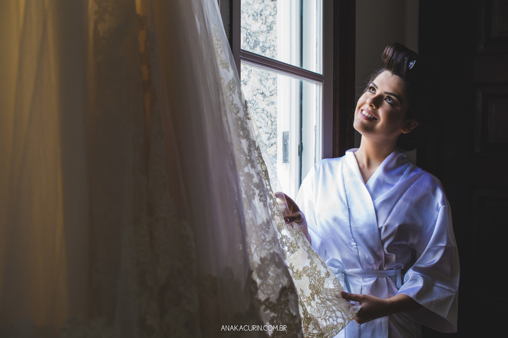 Noiva apreciando seu vestido de noiva, sorrindo