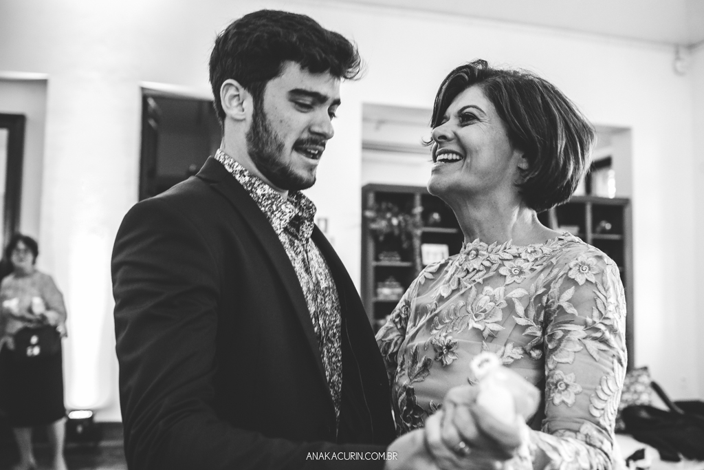 Festa animada de Larissa e Daniel no Solar Relam em Santa Teresa no Rio de Janeiro, pela fotógrafa Ana Kacurin