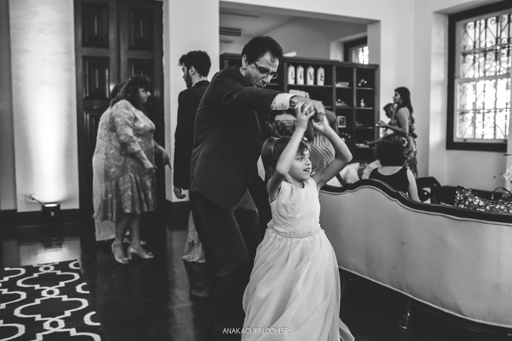 Festa animada de Larissa e Daniel no Solar Relam em Santa Teresa no Rio de Janeiro, pela fotógrafa Ana Kacurin