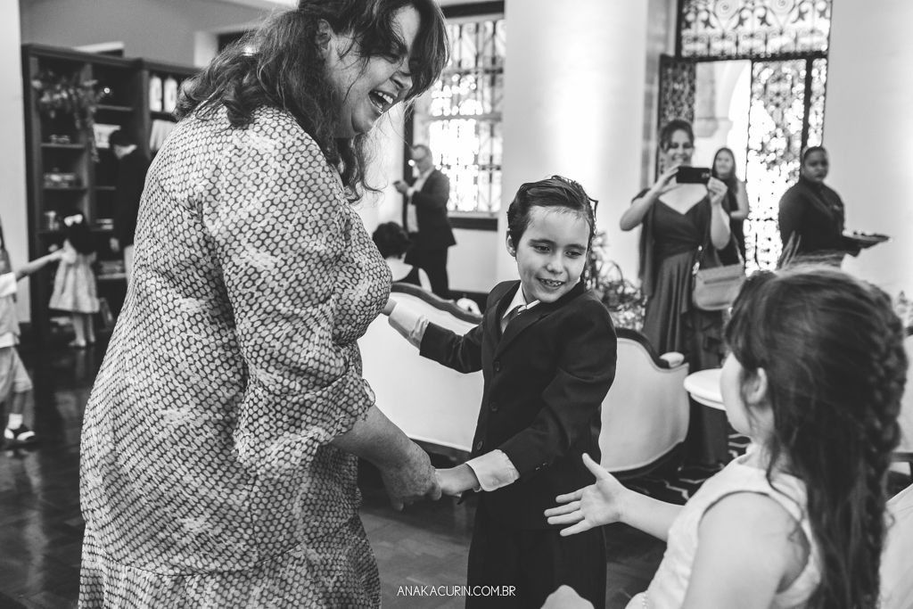 Festa animada de Larissa e Daniel no Solar Relam em Santa Teresa no Rio de Janeiro, pela fotógrafa Ana Kacurin