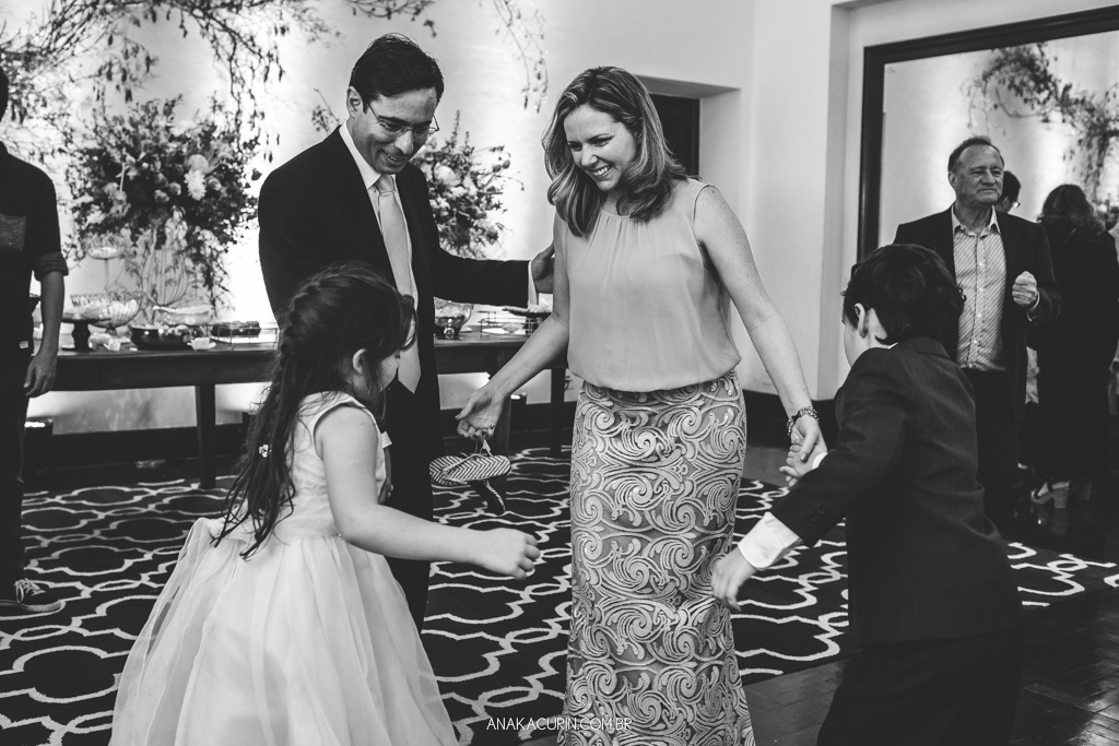 Festa animada de Larissa e Daniel no Solar Relam em Santa Teresa no Rio de Janeiro, pela fotógrafa Ana Kacurin