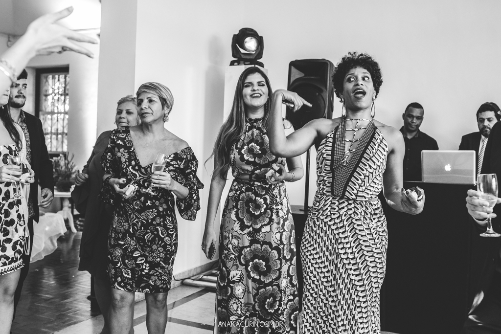 Festa animada de Larissa e Daniel no Solar Relam em Santa Teresa no Rio de Janeiro, pela fotógrafa Ana Kacurin