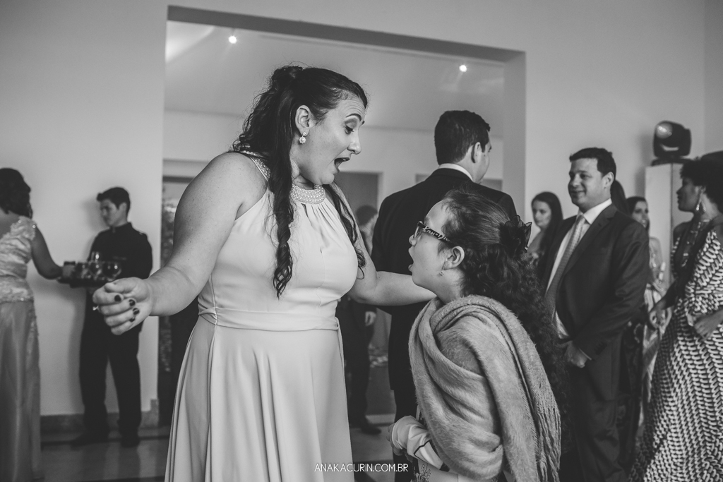 Festa animada de Larissa e Daniel no Solar Relam em Santa Teresa no Rio de Janeiro, pela fotógrafa Ana Kacurin