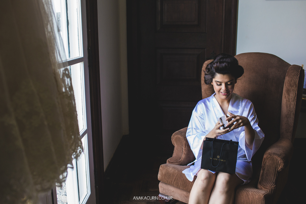 Noiva Larissa recebe presente de seu noivo: um lindo cordão da Monte Carlo