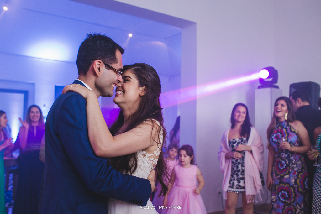 Festa animada de Larissa e Daniel no Solar Relam em Santa Teresa no Rio de Janeiro, pela fotógrafa Ana Kacurin