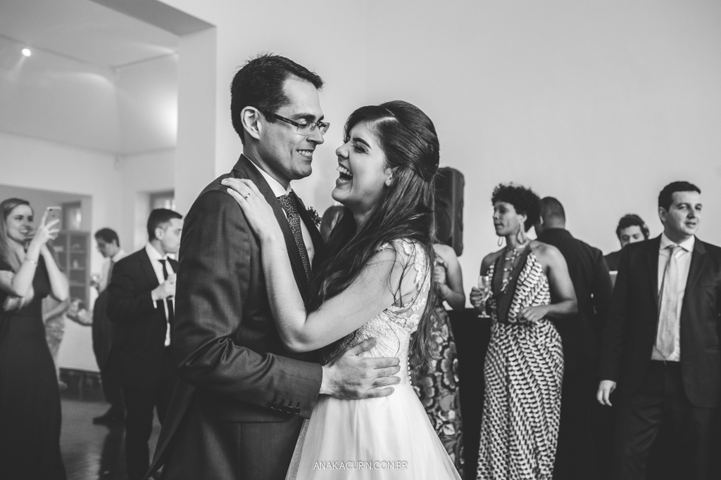 Festa animada de Larissa e Daniel no Solar Relam em Santa Teresa no Rio de Janeiro, pela fotógrafa Ana Kacurin