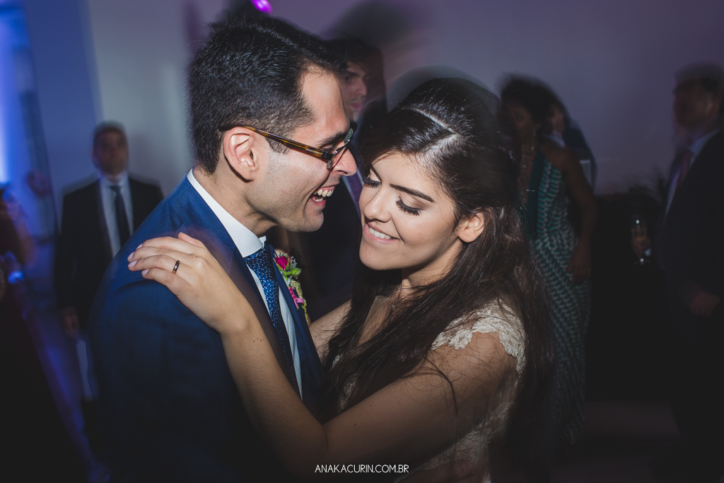 Festa animada de Larissa e Daniel no Solar Relam em Santa Teresa no Rio de Janeiro, pela fotógrafa Ana Kacurin