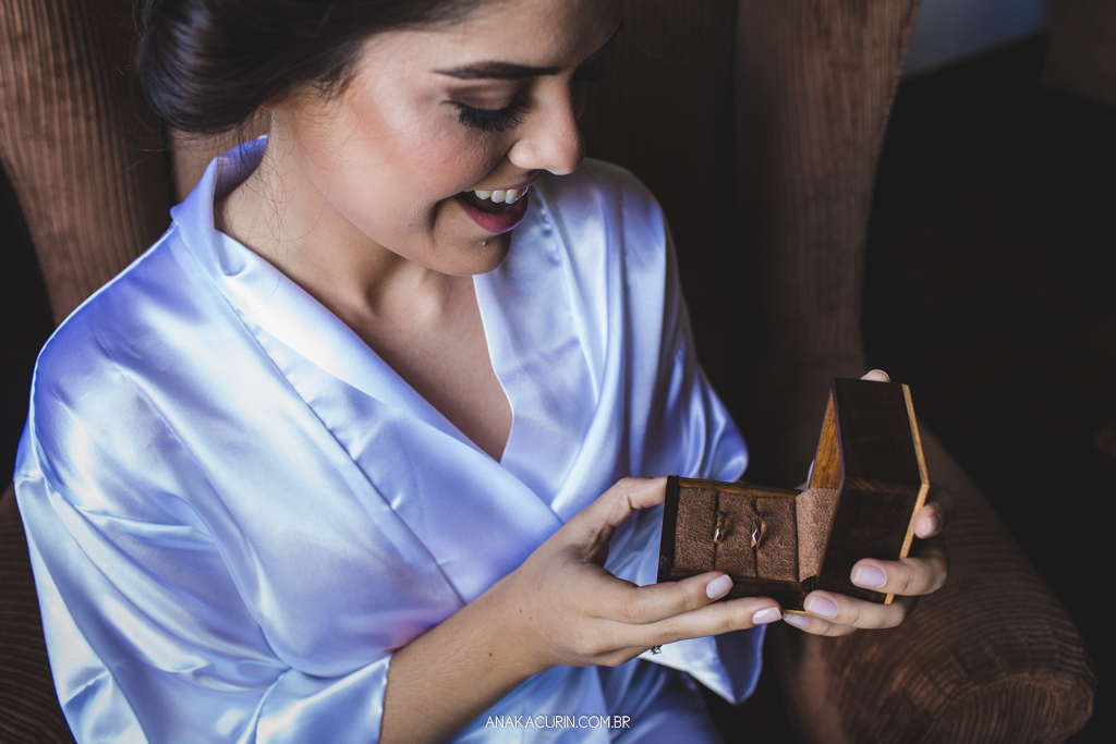 Noiva Larissa mostrando as alianças, que foram de seus avós