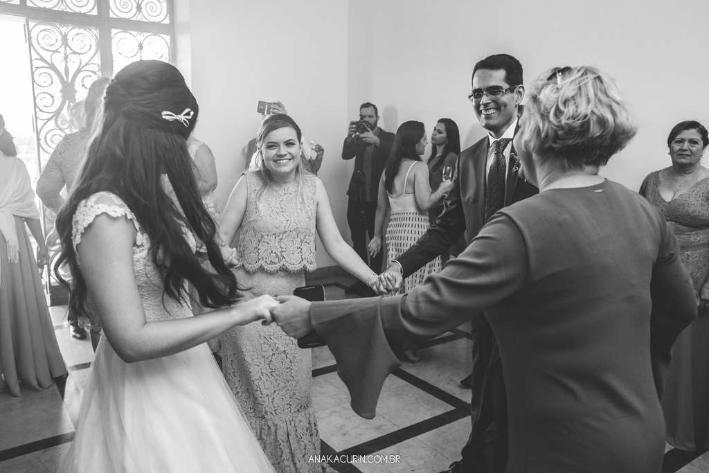 Festa animada de Larissa e Daniel no Solar Relam em Santa Teresa no Rio de Janeiro, pela fotógrafa Ana Kacurin