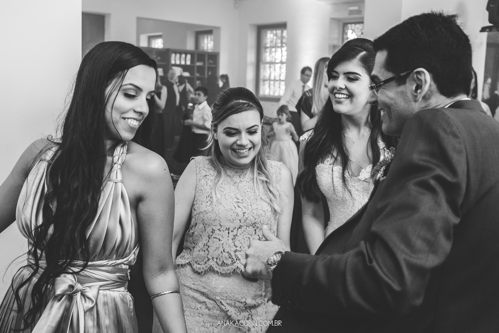 Festa animada de Larissa e Daniel no Solar Relam em Santa Teresa no Rio de Janeiro, pela fotógrafa Ana Kacurin