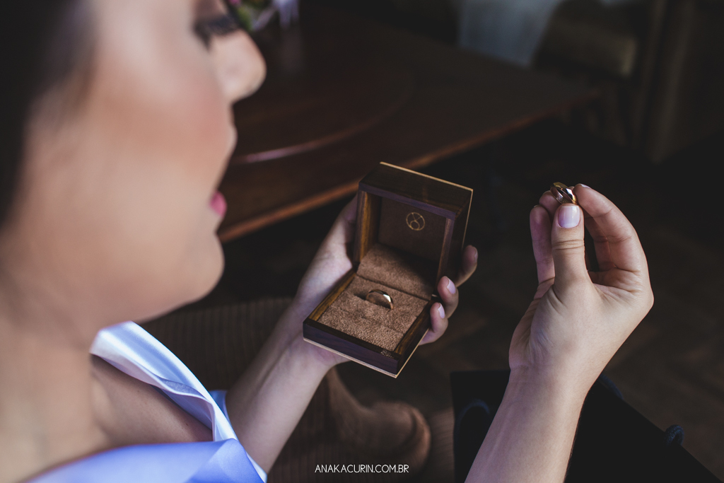 Noiva Larissa mostrando as alianças, que foram de seus avós