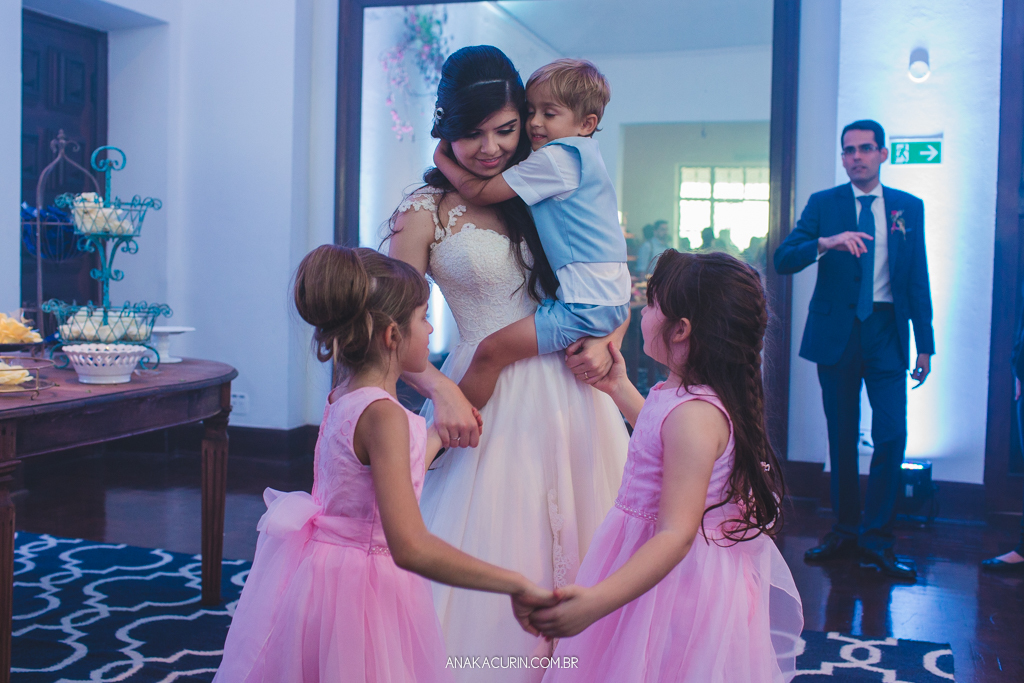 Festa animada de Larissa e Daniel no Solar Relam em Santa Teresa no Rio de Janeiro, pela fotógrafa Ana Kacurin