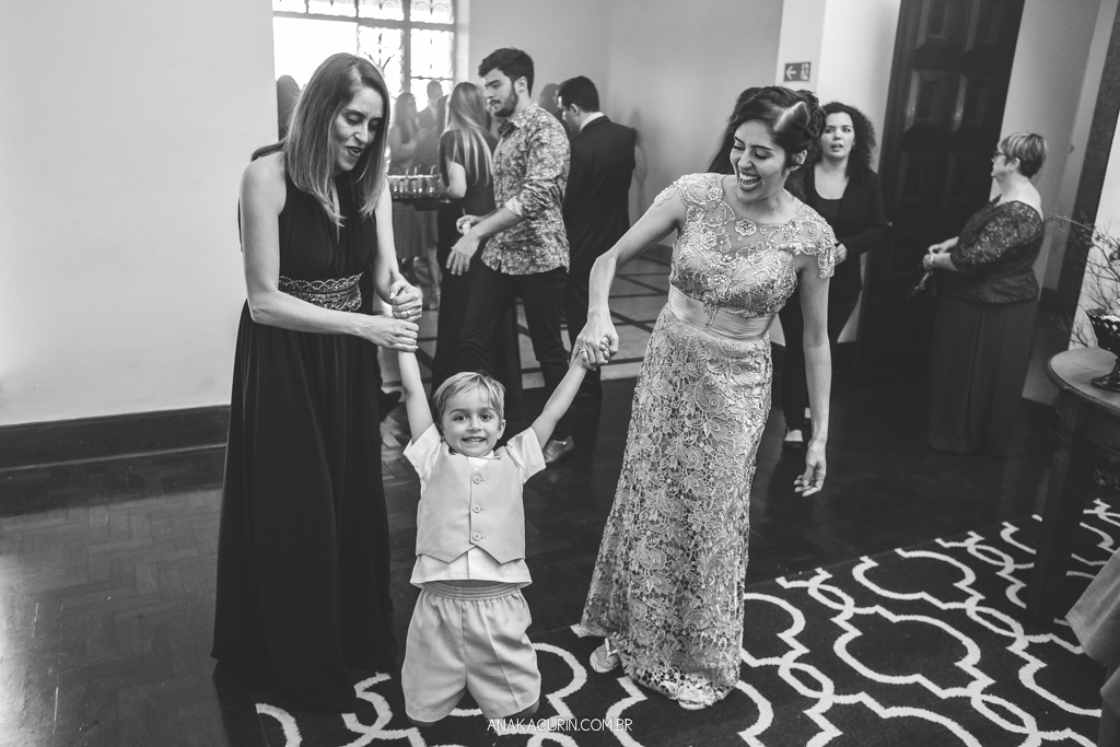 Festa animada de Larissa e Daniel no Solar Relam em Santa Teresa no Rio de Janeiro, pela fotógrafa Ana Kacurin