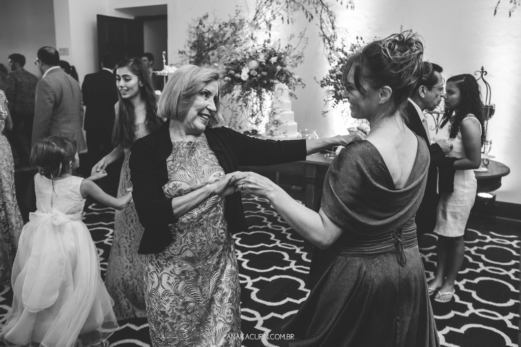 Festa animada de Larissa e Daniel no Solar Relam em Santa Teresa no Rio de Janeiro, pela fotógrafa Ana Kacurin