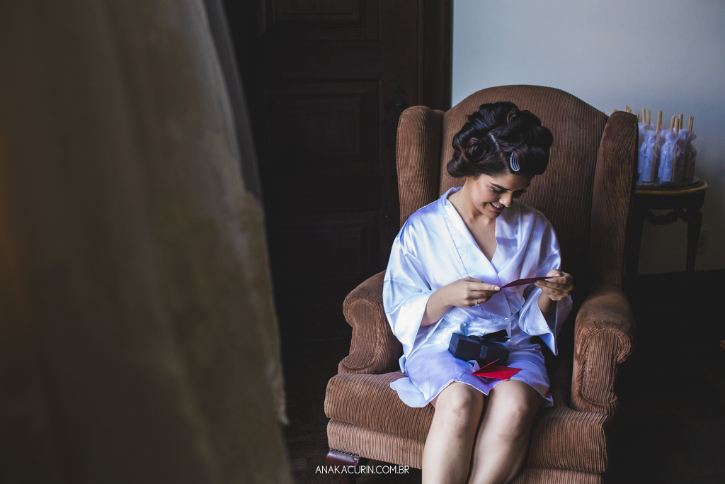 Noiva Larissa recebendo uma carta de seu noivo Daniel