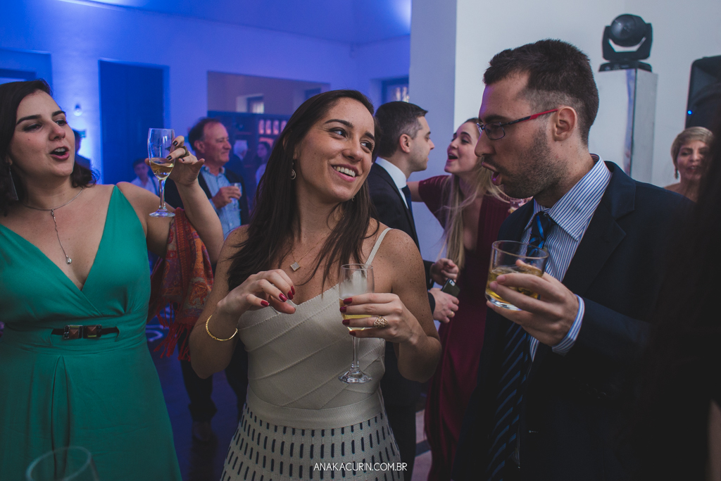 Festa animada de Larissa e Daniel no Solar Relam em Santa Teresa no Rio de Janeiro, pela fotógrafa Ana Kacurin