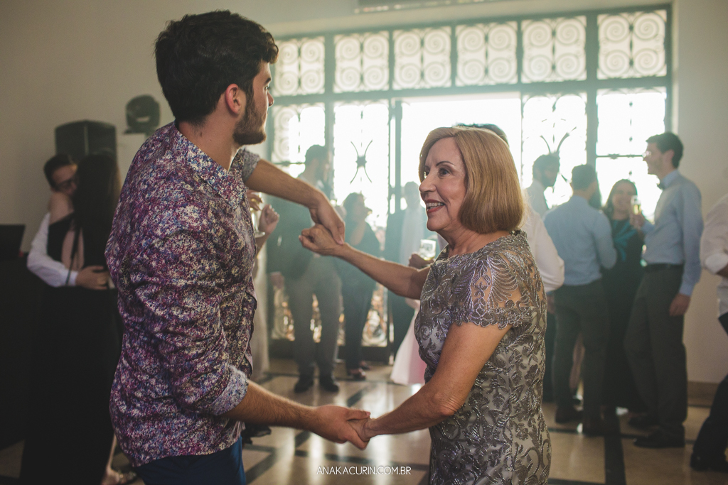 Festa animada de Larissa e Daniel no Solar Relam em Santa Teresa no Rio de Janeiro, pela fotógrafa Ana Kacurin