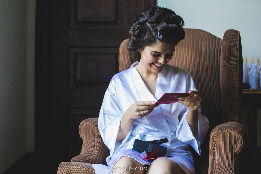 Noiva Larissa recebendo uma carta de seu noivo Daniel