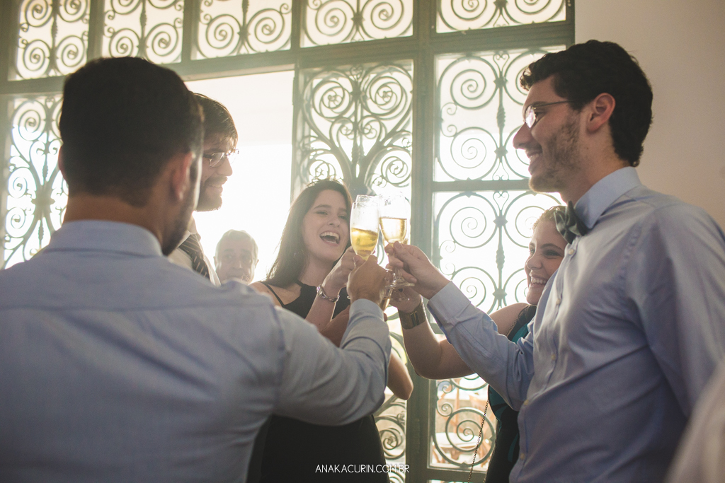 Festa animada de Larissa e Daniel no Solar Relam em Santa Teresa no Rio de Janeiro, pela fotógrafa Ana Kacurin