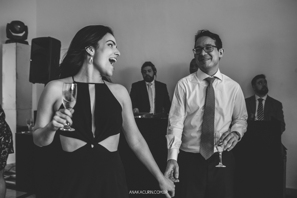 Festa animada de Larissa e Daniel no Solar Relam em Santa Teresa no Rio de Janeiro, pela fotógrafa Ana Kacurin