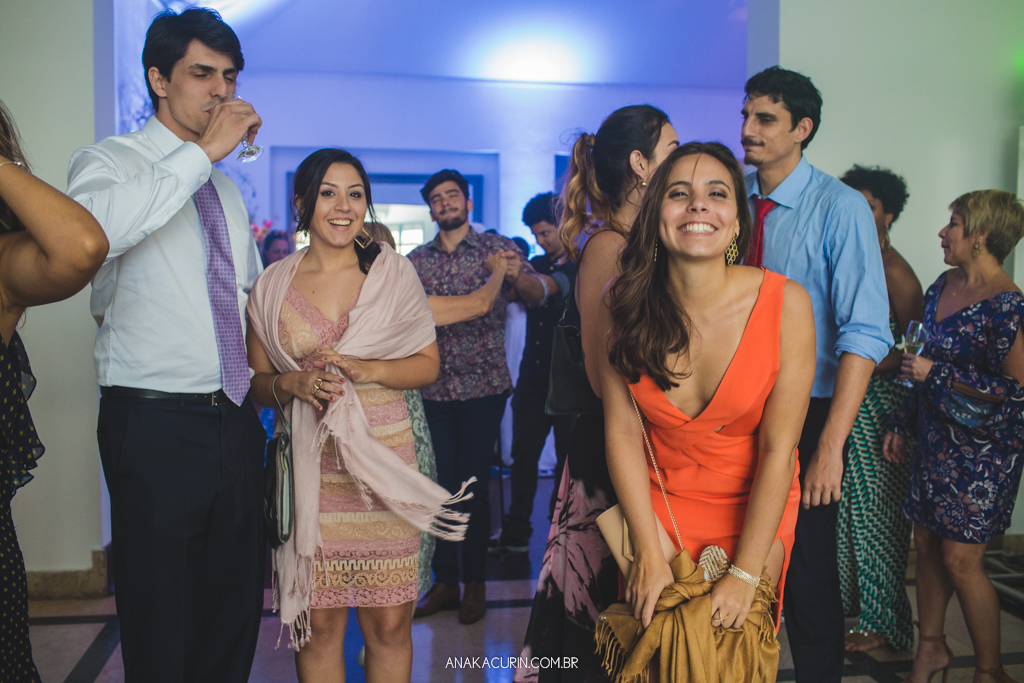 Festa animada de Larissa e Daniel no Solar Relam em Santa Teresa no Rio de Janeiro, pela fotógrafa Ana Kacurin
