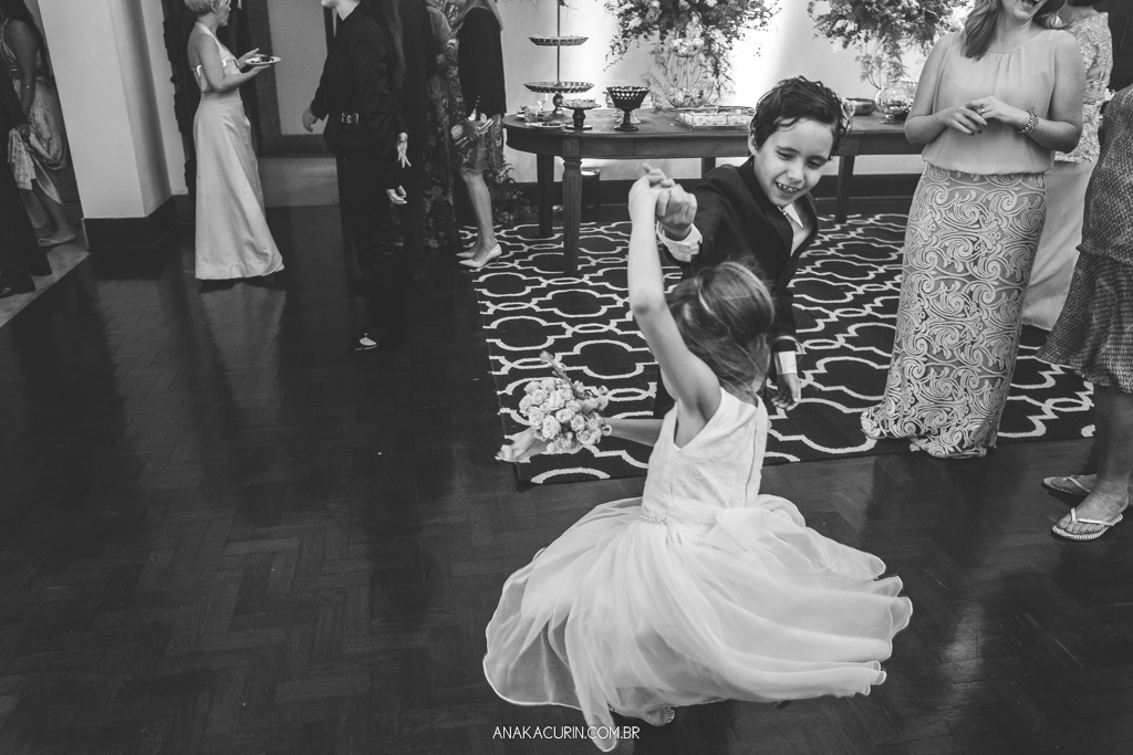 Festa animada de Larissa e Daniel no Solar Relam em Santa Teresa no Rio de Janeiro, pela fotógrafa Ana Kacurin