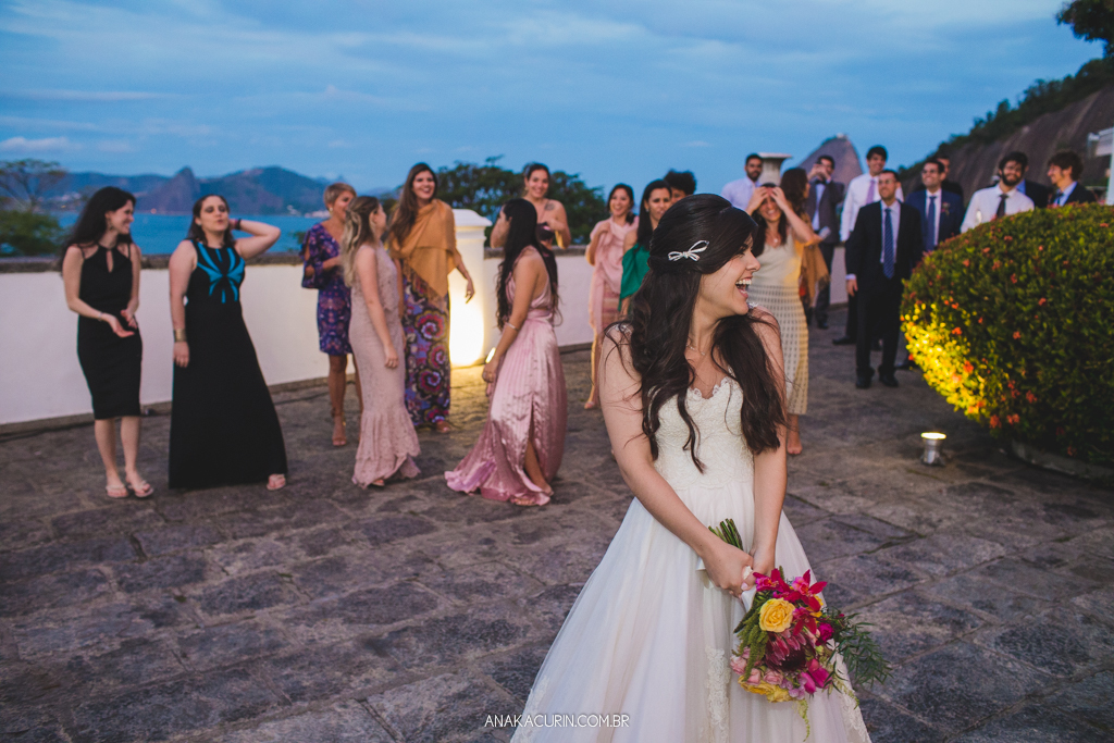 Festa animada de Larissa e Daniel no Solar Relam em Santa Teresa no Rio de Janeiro, pela fotógrafa Ana Kacurin