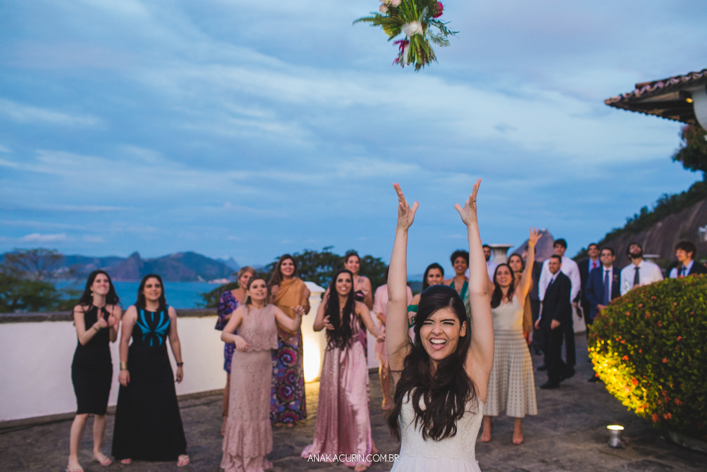 Festa animada de Larissa e Daniel no Solar Relam em Santa Teresa no Rio de Janeiro, pela fotógrafa Ana Kacurin