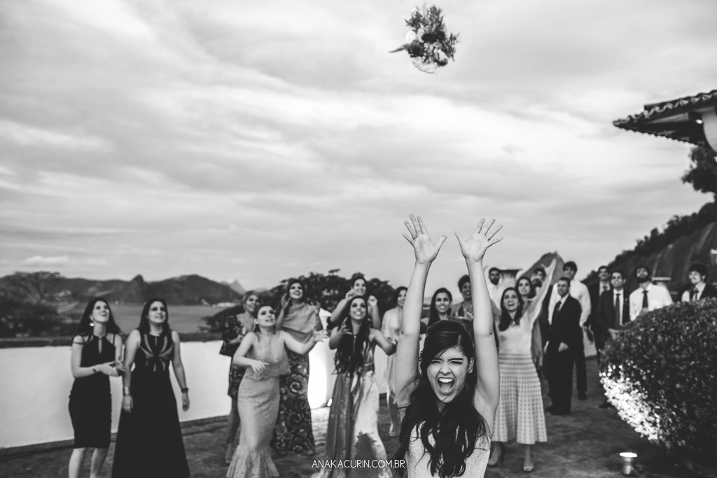 Festa animada de Larissa e Daniel no Solar Relam em Santa Teresa no Rio de Janeiro, pela fotógrafa Ana Kacurin