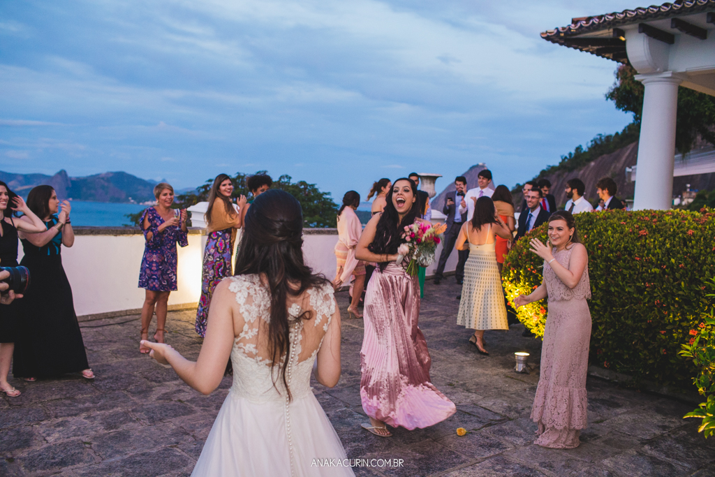 Festa animada de Larissa e Daniel no Solar Relam em Santa Teresa no Rio de Janeiro, pela fotógrafa Ana Kacurin