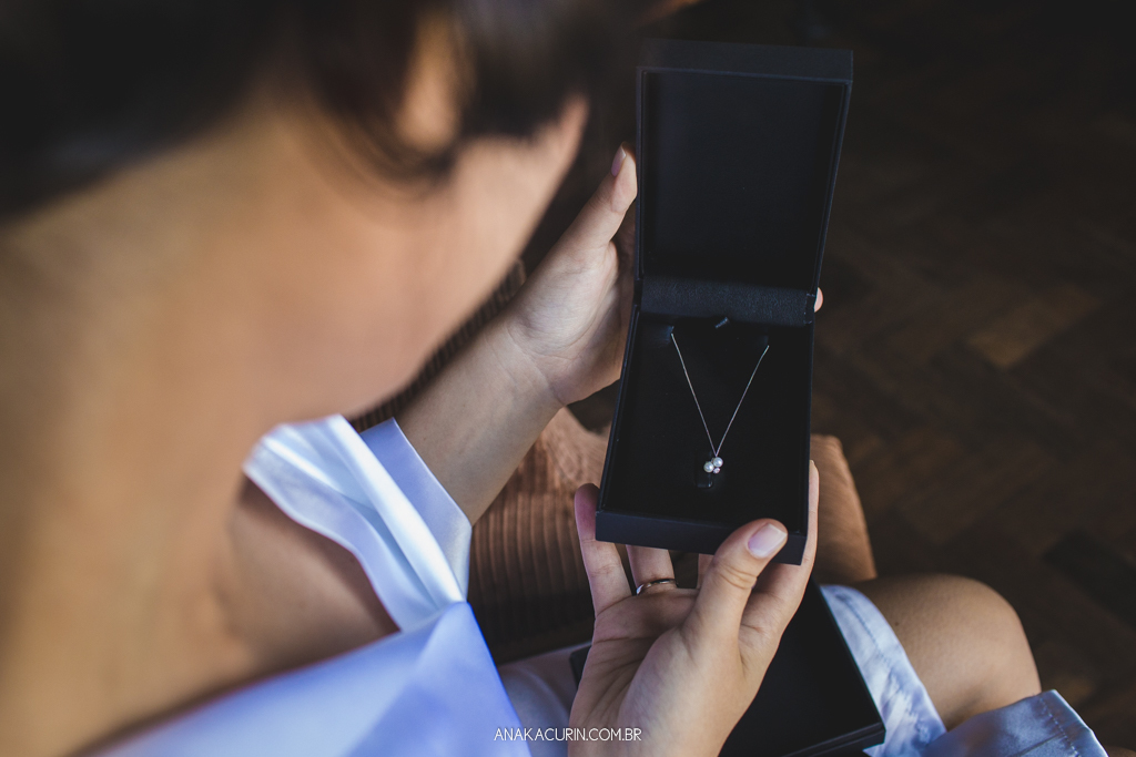 Noiva Larissa recebe presente de seu noivo: um lindo cordão da Monte Carlo