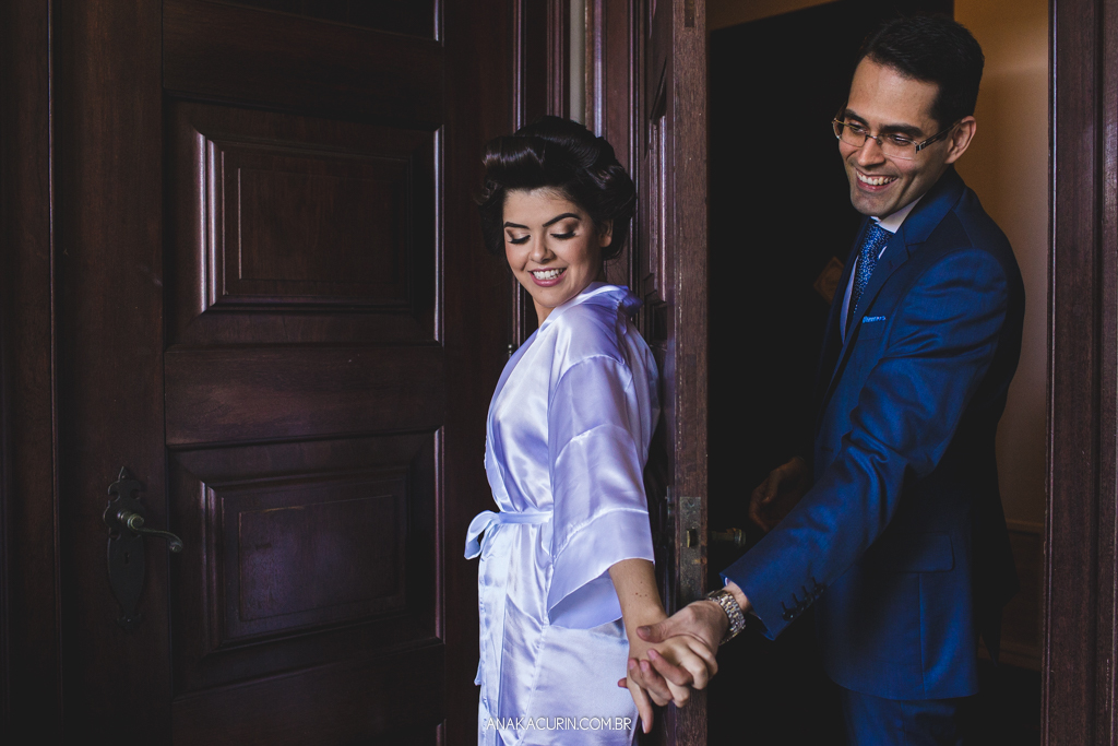 Noivos Larissa e Daniel se encontram antes da cerimônia de casamento, às escondidas e sem se ver, apenas dando as mãos através da porta