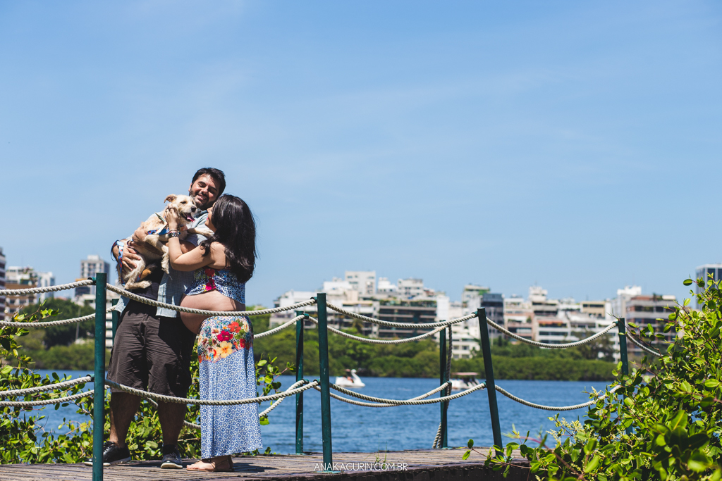 Ensaio gestante Flávia e Fábio na Lagoa Rodrigo de Freitas com Simba cachorro