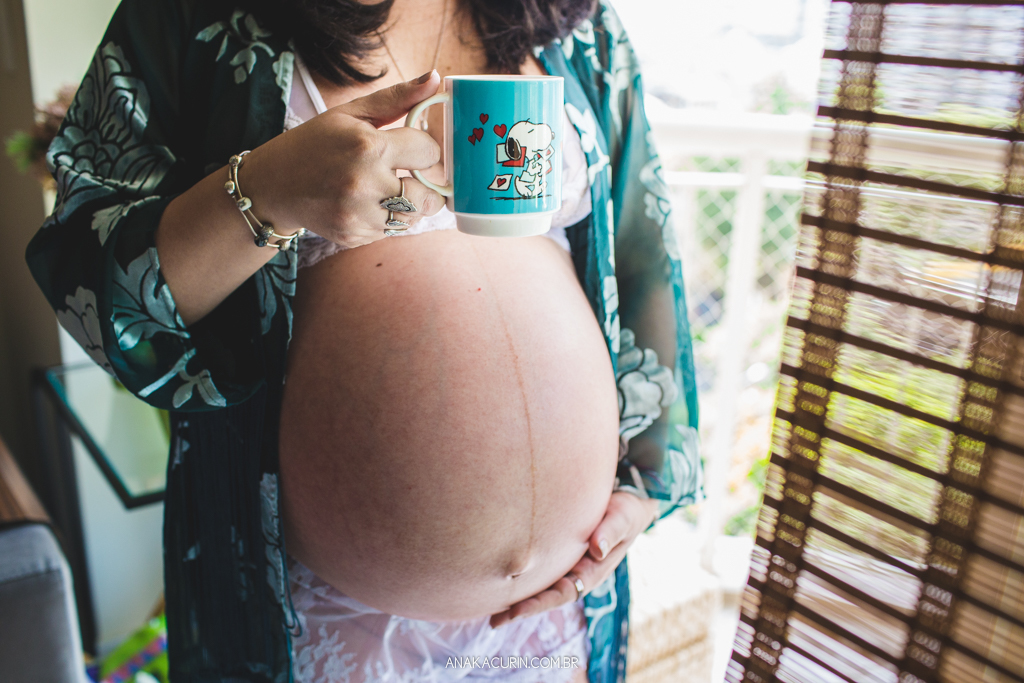 Ensaio da gestante Flávia bebendo seu café na varanda