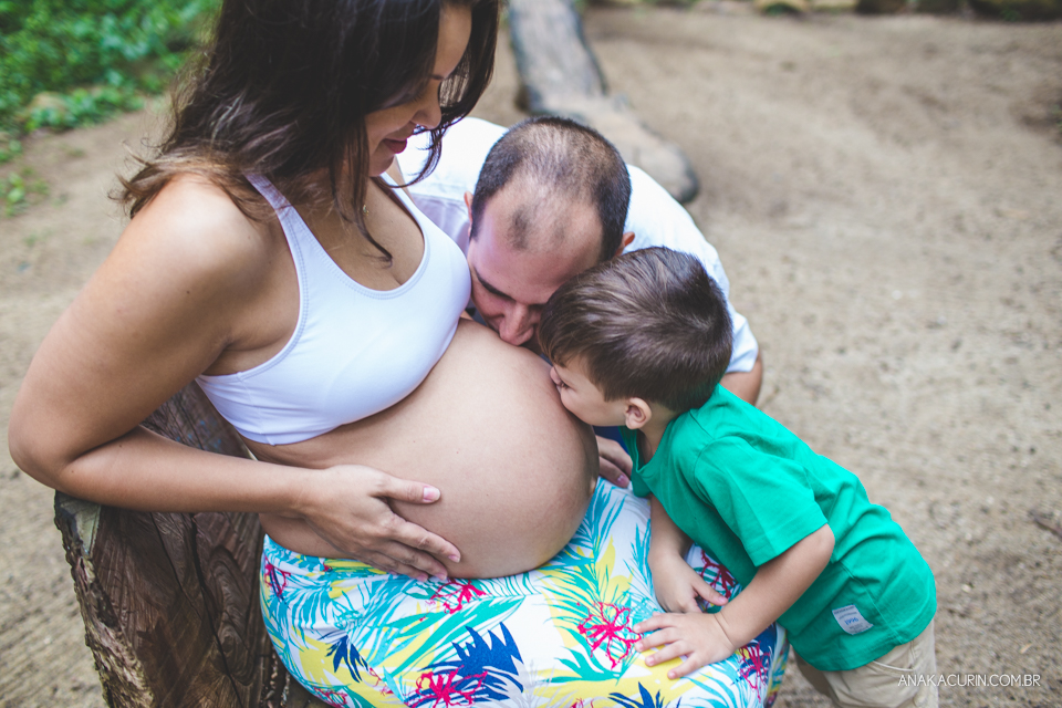 ensaio, gestante, gestação, book, grávida, família, floresta da tijuca, ensaio externo, ensaio fotográfico, beijo na barriga, irmão mais velho