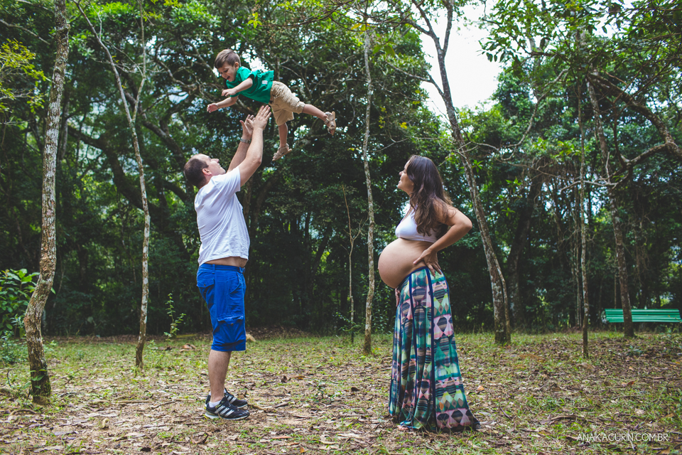 ensaio, gestante, gestação, book, grávida, família, floresta da tijuca, ensaio externo, ensaio fotográfico, pai jogando filho pra cima, jogar criança pra cima