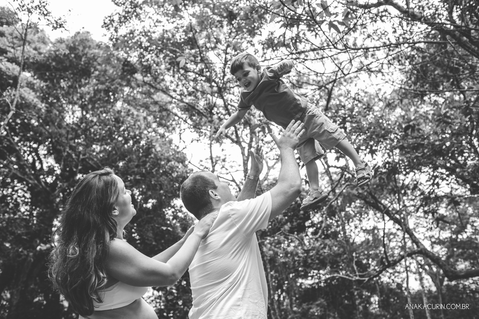 ensaio, gestante, gestação, book, grávida, família, floresta da tijuca, ensaio externo, ensaio fotográfico, pai jogando filho pra cima, jogar criança pra cima
