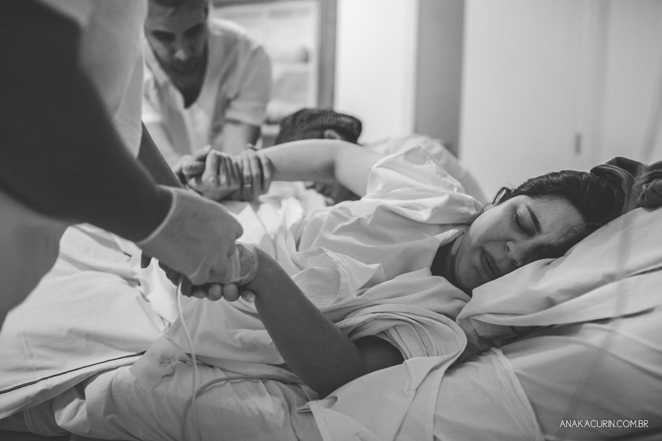 Parto natural hospitalar de Tomás, fotografado por Ana Kacurin na Perinatal de Laranjeiras, no Rio de Janeiro