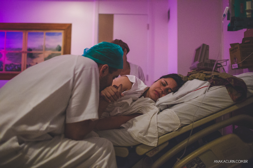 Parto natural hospitalar de Tomás, fotografado por Ana Kacurin na Perinatal de Laranjeiras, no Rio de Janeiro