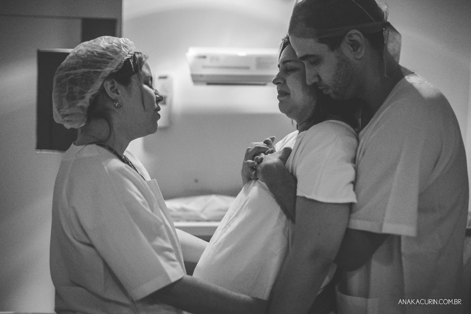 Parto natural hospitalar de Tomás, fotografado por Ana Kacurin na Perinatal de Laranjeiras, no Rio de Janeiro