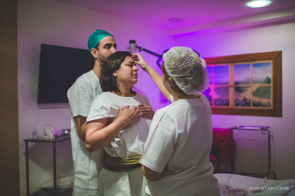 Parto natural hospitalar de Tomás, fotografado por Ana Kacurin na Perinatal de Laranjeiras, no Rio de Janeiro