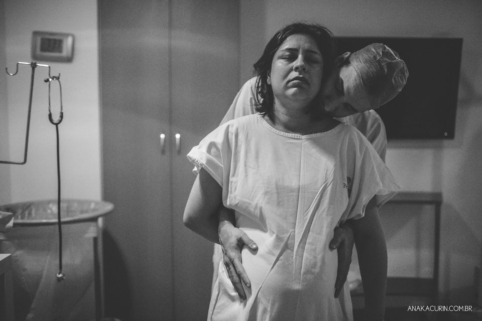 Parto natural hospitalar de Tomás, fotografado por Ana Kacurin na Perinatal de Laranjeiras, no Rio de Janeiro